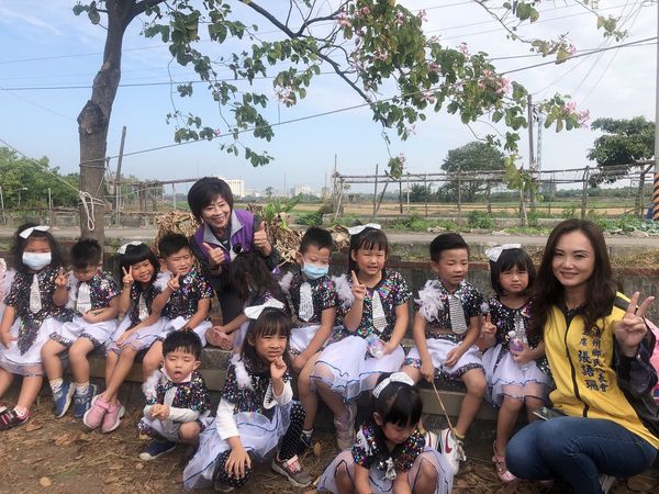 活動花絮走跳溪州 農村快樂遊
週末假日，天氣晴，一家大小在溪州公園席地而坐，享受野餐樂，接著參訪美麗盛開的九重葛花園，午餐就在尾厝社區品嚐溪州在地風味餐，溪州一級棒的『芭樂』果園採果趣。