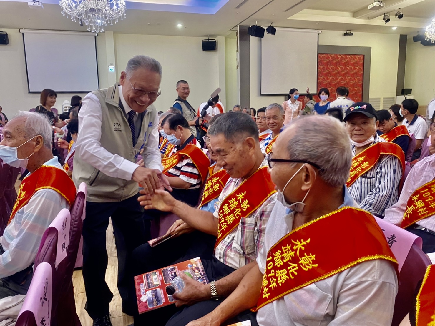 109年重陽節敬老活動永靖鄉109年重陽敬老活動-鄉長恭賀受獎人