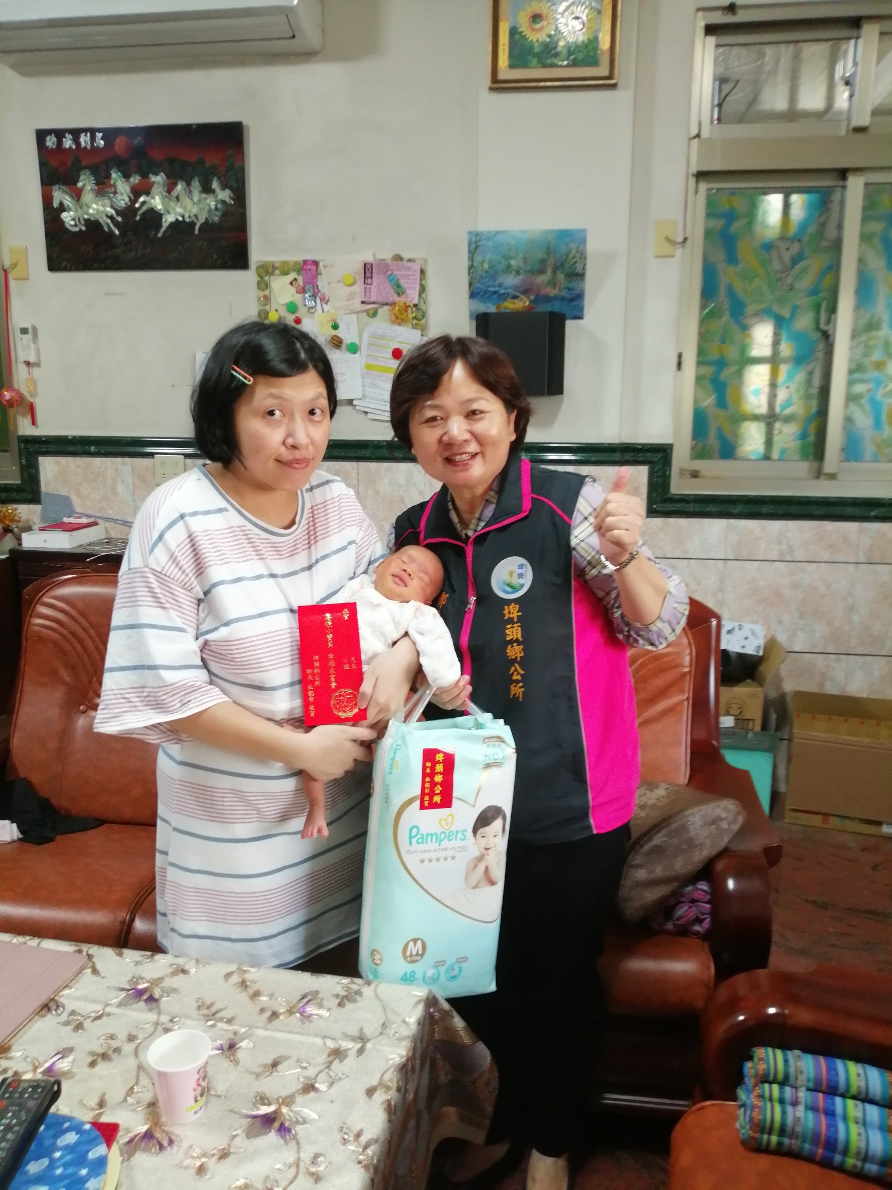 發放「109年01-03月生育禮金以及生育禮品」豐崙村莊小姐(由新生兒媽媽領取)