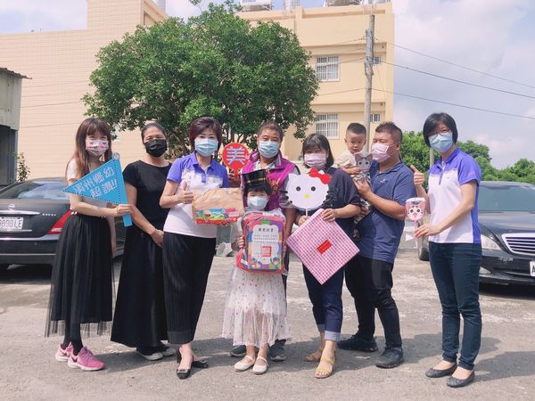 活動花絮這天，淑芬鄉長提到「因為疫情關係，幼兒園畢業典禮取消，為了不讓小朋友及家長失望，不如，我們把畢業証書及禮物親送到各個畢業生家中吧！」
於是，淑芬鄉長及園長在每個班的老師當嚮導下，挨家挨戶的把畢業証書及禮物親送到每個小朋友手中，這個溫暖又貼心的舉動，為的是讓小朋友在人生的第一個畢業典禮不留空白，不少家長也感謝淑芬鄉長親送畢業証書給孩子的舉動，讓他們大大感動呢。
＃謝謝志工爸爸媽媽平日的幫忙❤
＃溪州鄉立幼兒園 熱烈招生中