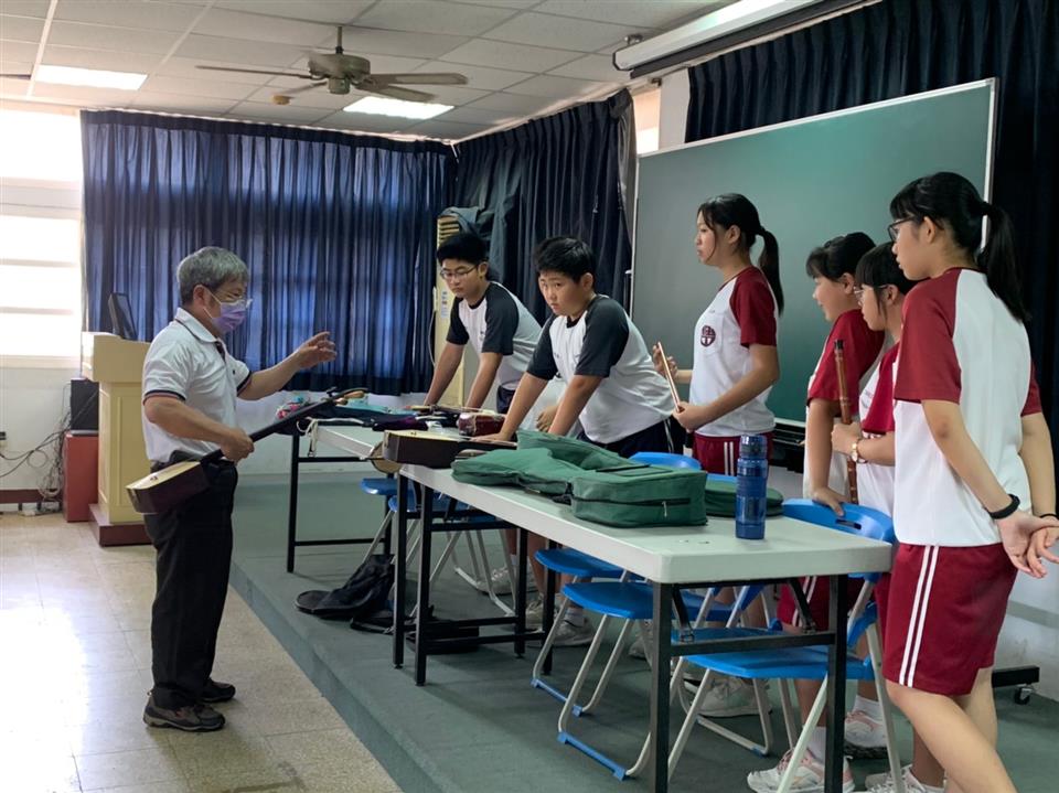 縮圖：扎根學校-許村和老師教學(伸港國中).jpg