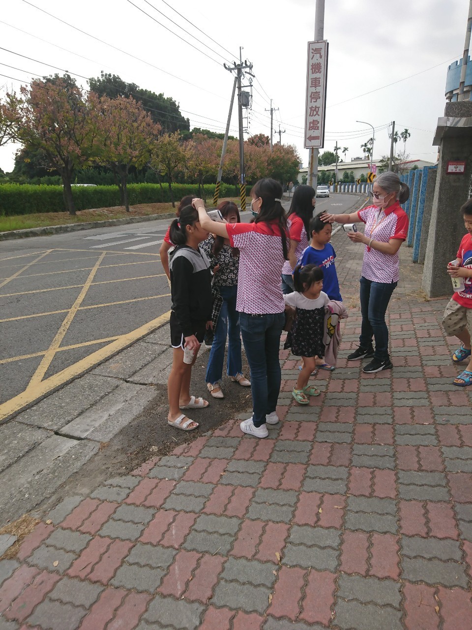 永靖鄉立幼兒園109學年度教保服務機構親職教育講座活動照片花絮109年10月31日親職教育講座活動剪影-幫小朋友量額溫
