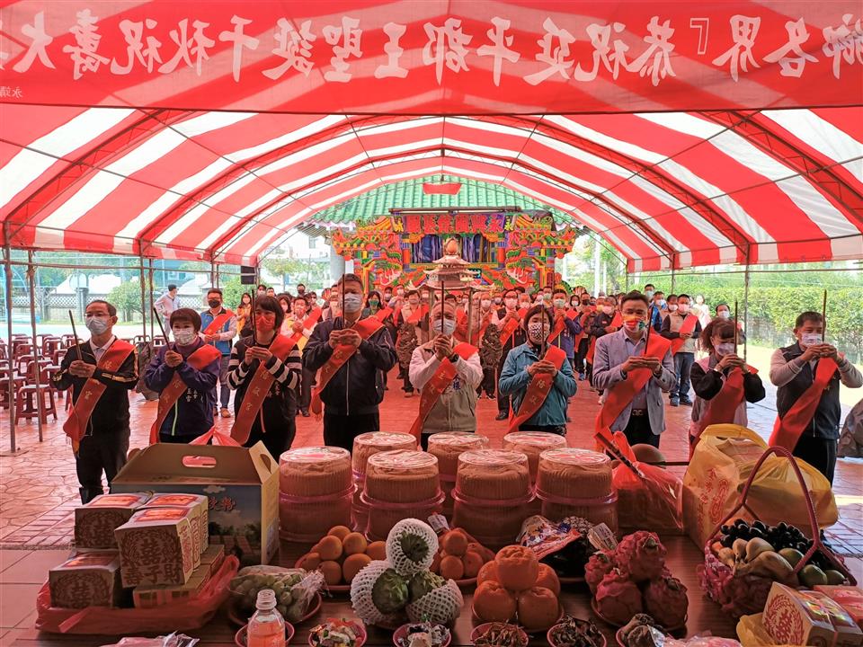 永靖鄉各界恭祝延平郡王鄭成功聖誕祝壽大典鄉長率領與獻人員恭賀祝壽