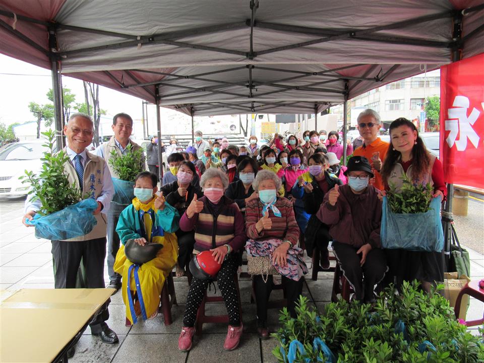 永靖鄉公所111年植樹月贈苗活動鄉長主秘與領苗民眾合影