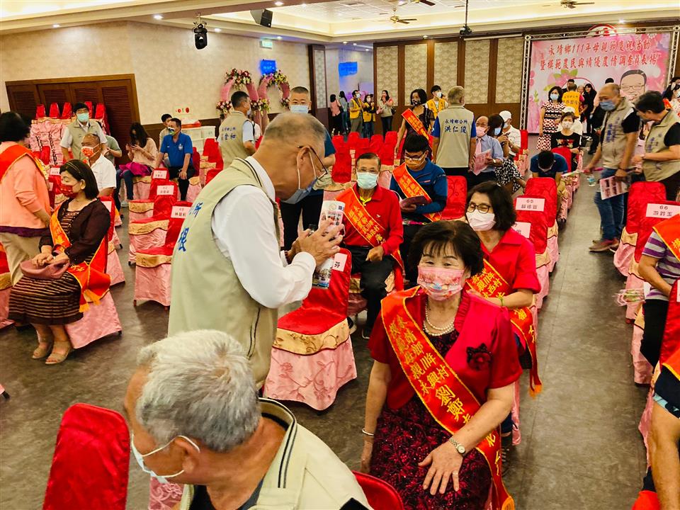 永靖鄉111年慶祝母親節暨模範農民與績優農情調查員表揚活動鄉長向模範母親祝賀