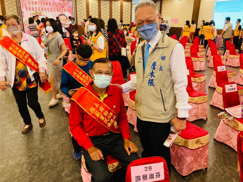 永靖鄉111年慶祝母親節暨模範農民與績優農情調查員表揚活動鄉長向模範農民道賀