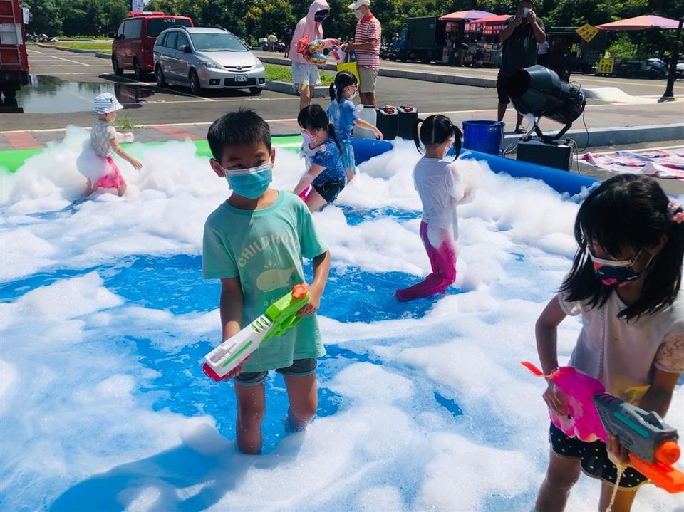 「遇水則發-清涼一夏」永靖鄉111年社區親子玩水泡泡趴活動小朋友玩水-泡泡趴