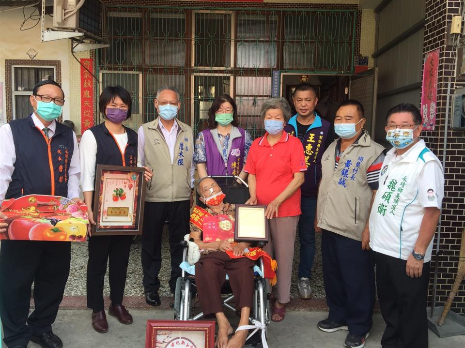 永靖鄉111年百歲人瑞慶祝活動鄉長祝賀百歲人歲黃王開女士