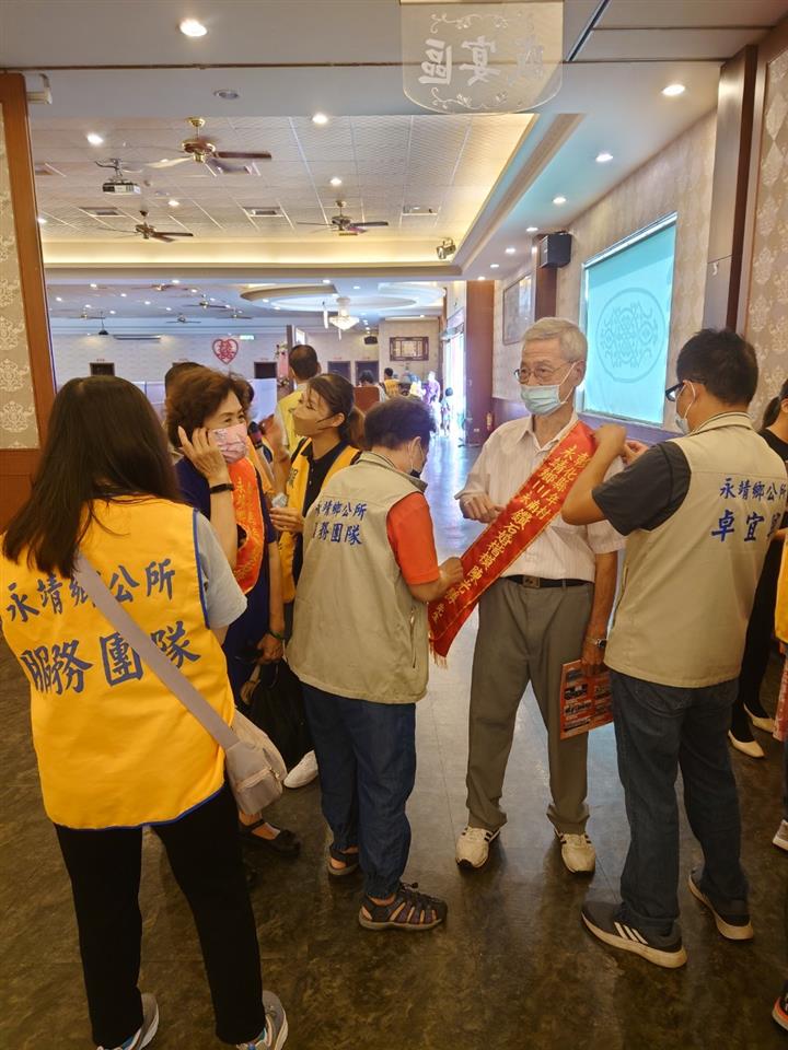 永靖鄉111年慶祝重陽節表揚敬老活動公所團隊為受獎者披彩帶