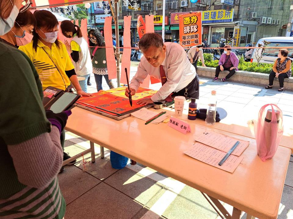 112年永靖鄉新春揮毫贈春聯活動陸振鉦老師現場揮毫