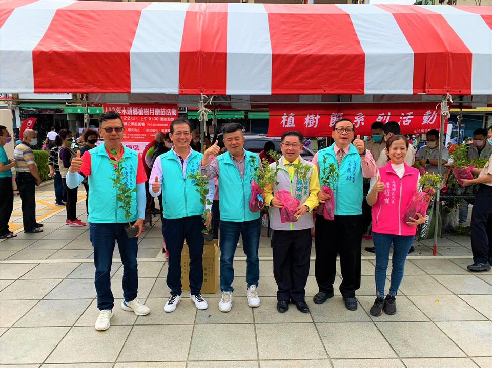 永靖鄉112年植樹月贈苗活動鄉長跟代表們發放樹苗