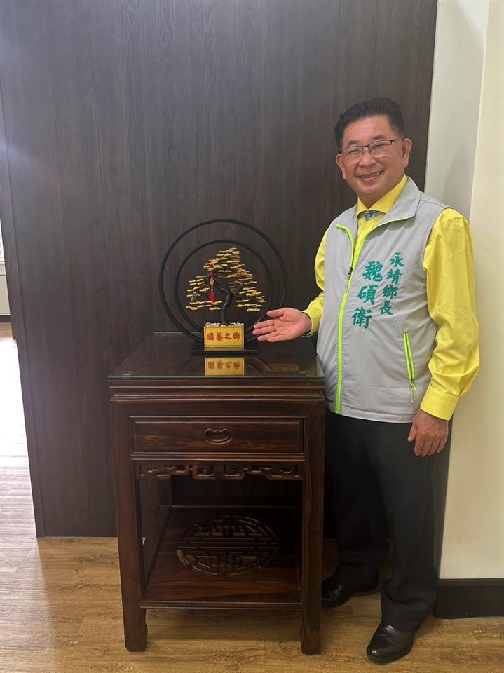 永靖鄉112年植樹月贈苗活動鄉長愛心認購社團法人彰化縣脊髓損傷重建協會的金縷藝樹盒景作品