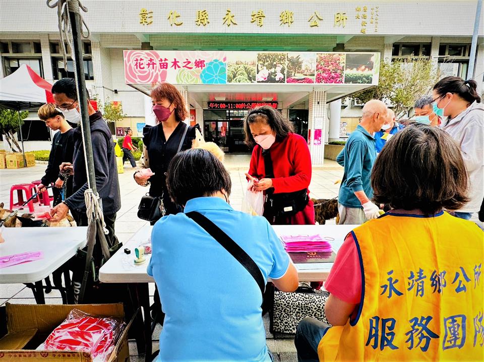 112年度永靖鄉寵物登記及狂犬病疫苗預防注射活動民眾排隊幫寵物登記及狂犬病疫苗預防注射1