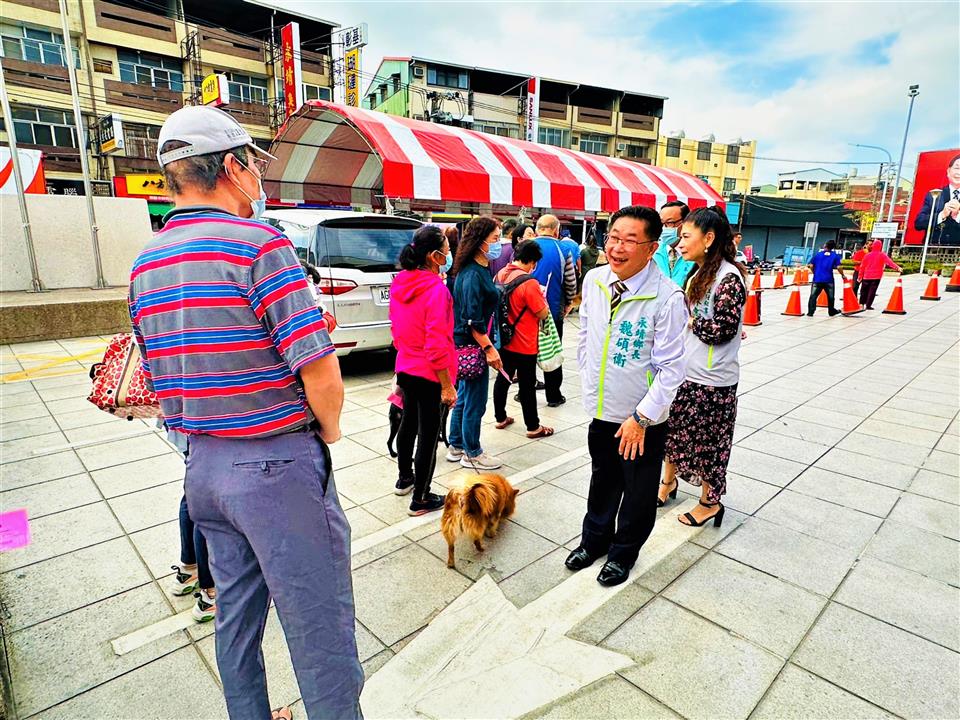 112年度永靖鄉寵物登記及狂犬病疫苗預防注射活動鄉長與排隊民眾寒暄