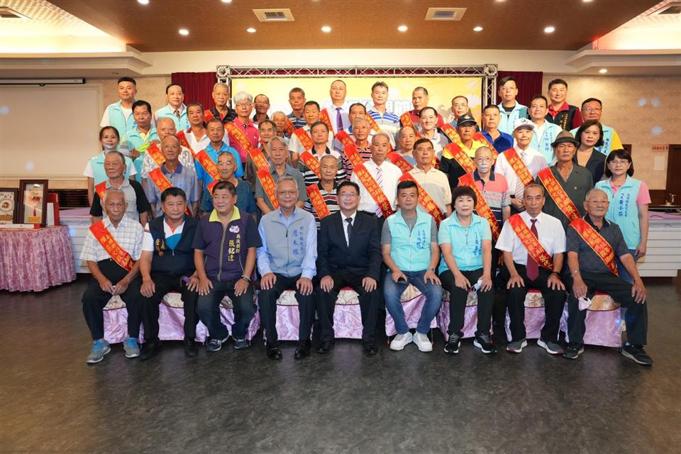 永靖鄉112年慶祝父親節暨特優村長及績優民政人員、111年度績優調解委員表揚活動模範父親大合照
