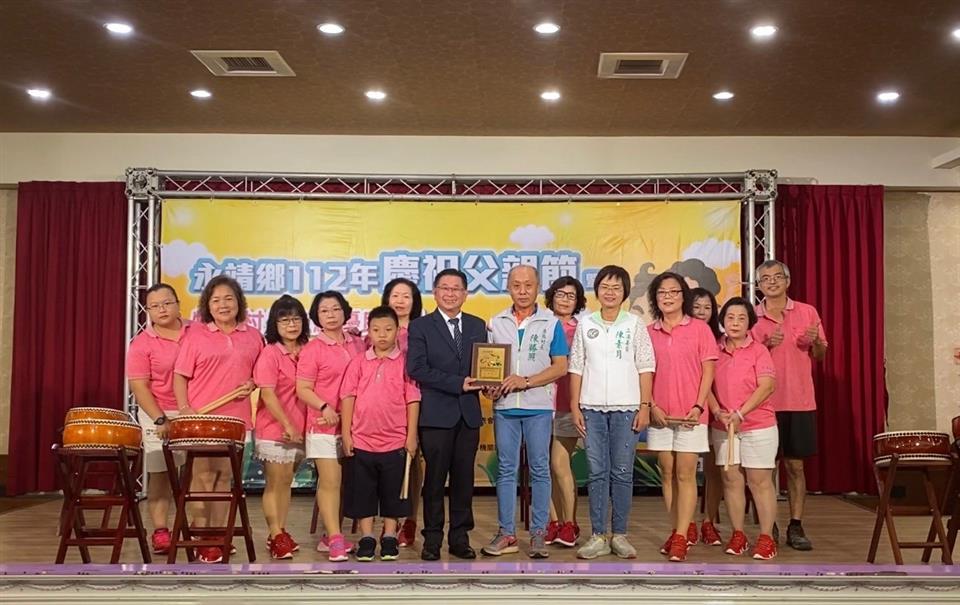永靖鄉112年慶祝父親節暨特優村長及績優民政人員、111年度績優調解委員表揚活動港西社區開場表演