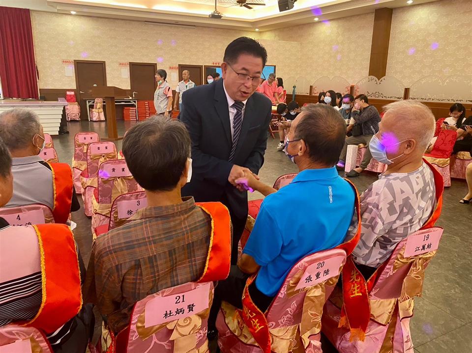 永靖鄉112年慶祝父親節暨特優村長及績優民政人員、111年度績優調解委員表揚活動鄉長恭賀受獎人