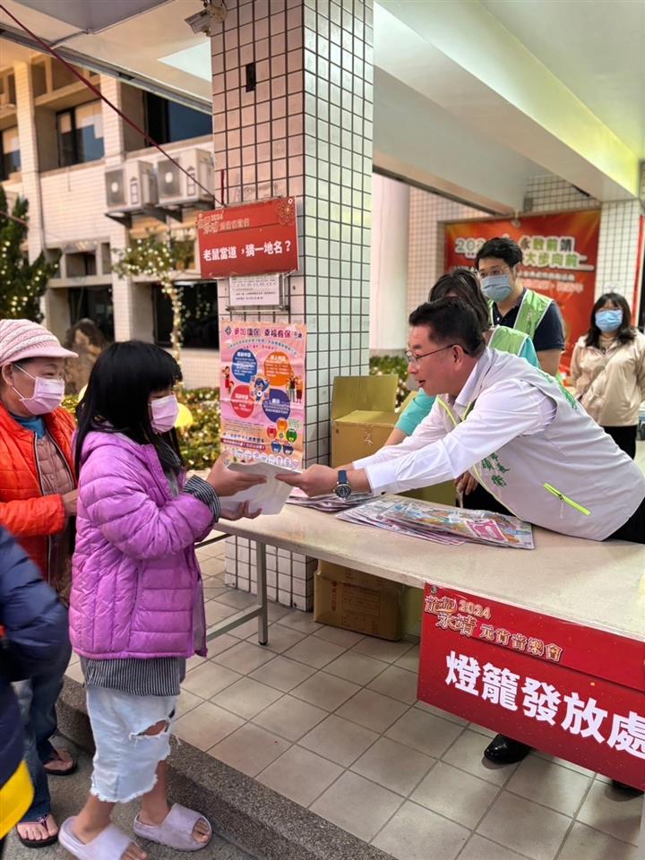 113年「龍耀永靖，慶元宵」音樂晚會鄉長發送龍年燈籠