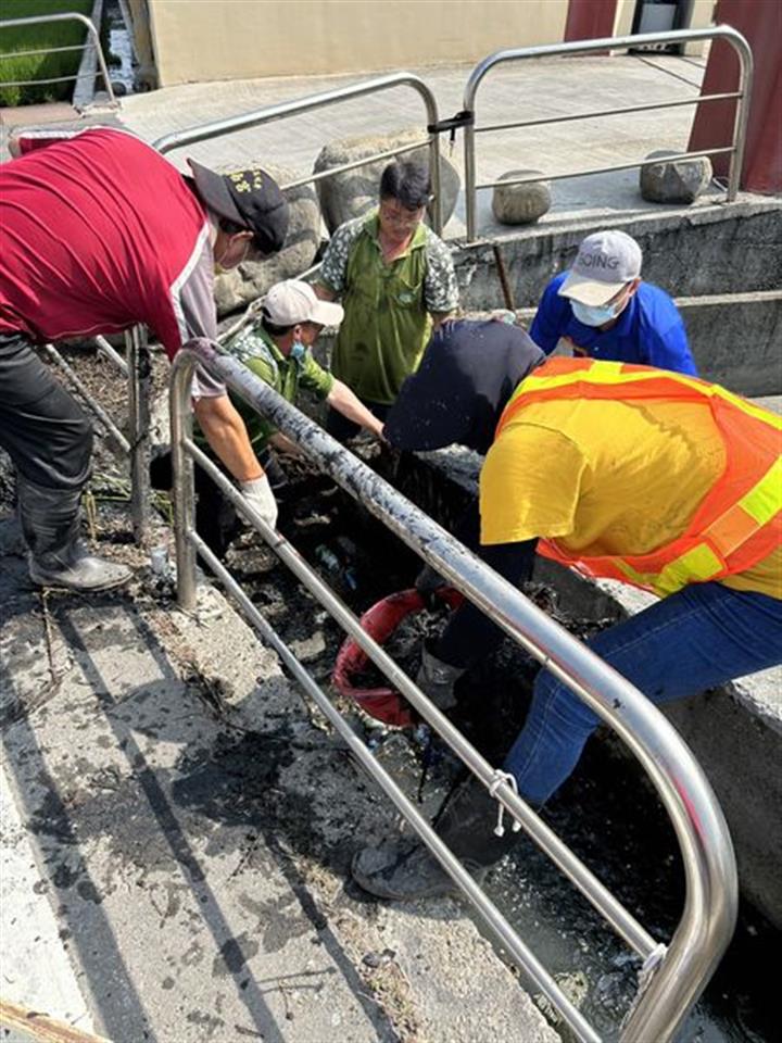 112年5月有一群人正在默默地在進行著清理水溝及路邊垃圾清除的工作