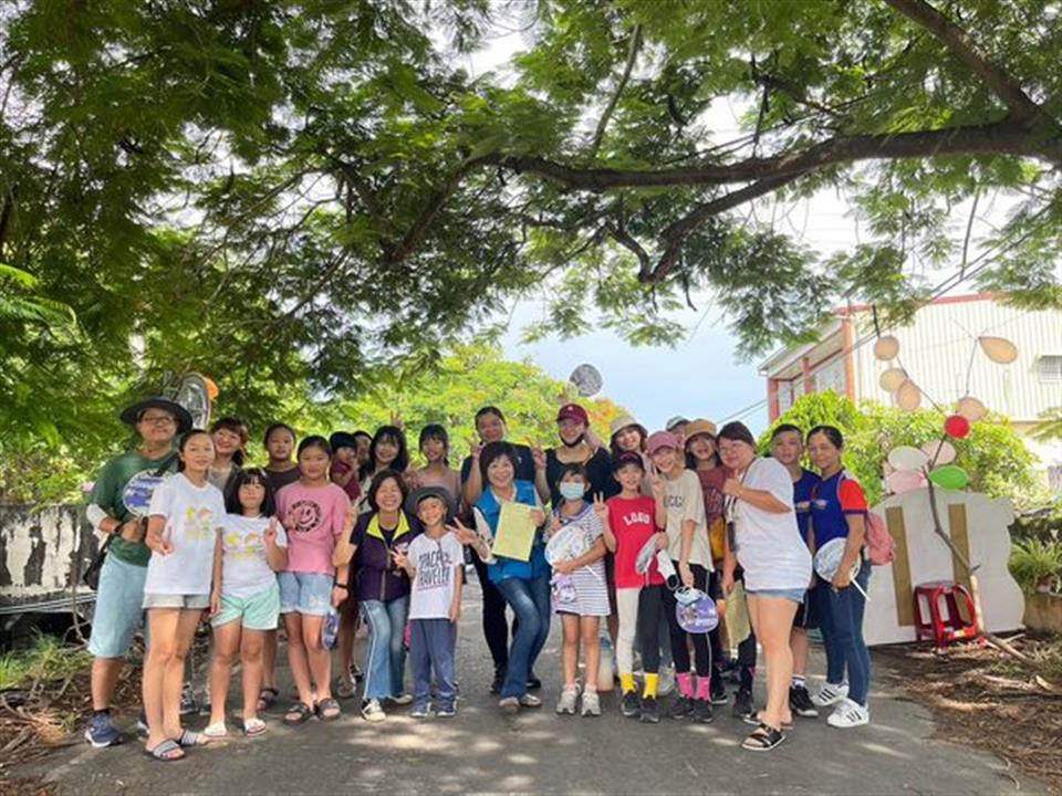 112年8月炎炎夏日早晨，一場精彩的賞薑荷花活動在綠筍路上熱鬧展開。民眾們早早地齊聚一堂，迫不及待地想要一親這場盛會的美景。