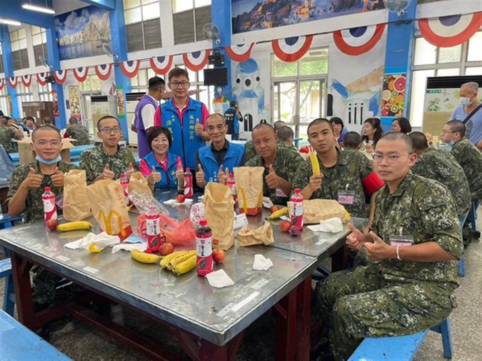 112年9月晴朗的午後，淑芬鄉長為了讓役男們感到溫馨和鼓勵，在代表會主席莊正雄陪同下， 帶著麥當勞的美味佳餚，親自前往成功嶺軍營，看看家鄉的孩子！