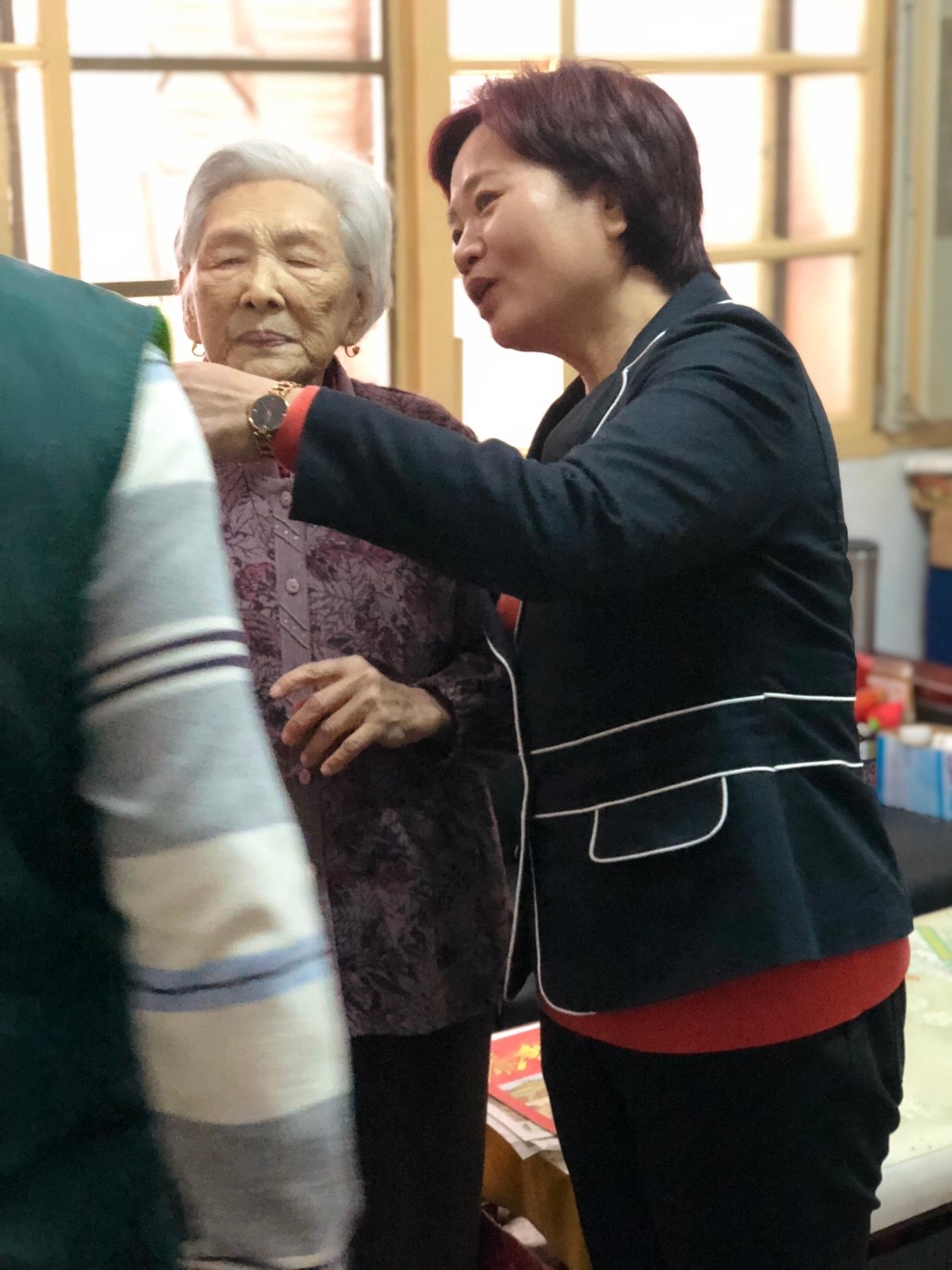 道賀頒獎埤頭社區吳萬分先生榮獲「菁耆獎」之優質高齡志工聆聽埤頭社區黃理事長敘述吳萬分擔任志工的貢獻