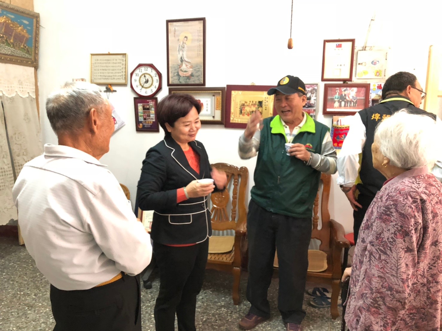 道賀頒獎埤頭社區吳萬分先生榮獲「菁耆獎」之優質高齡志工聆聽埤頭社區黃理事長敘述吳萬分擔任志工的貢獻