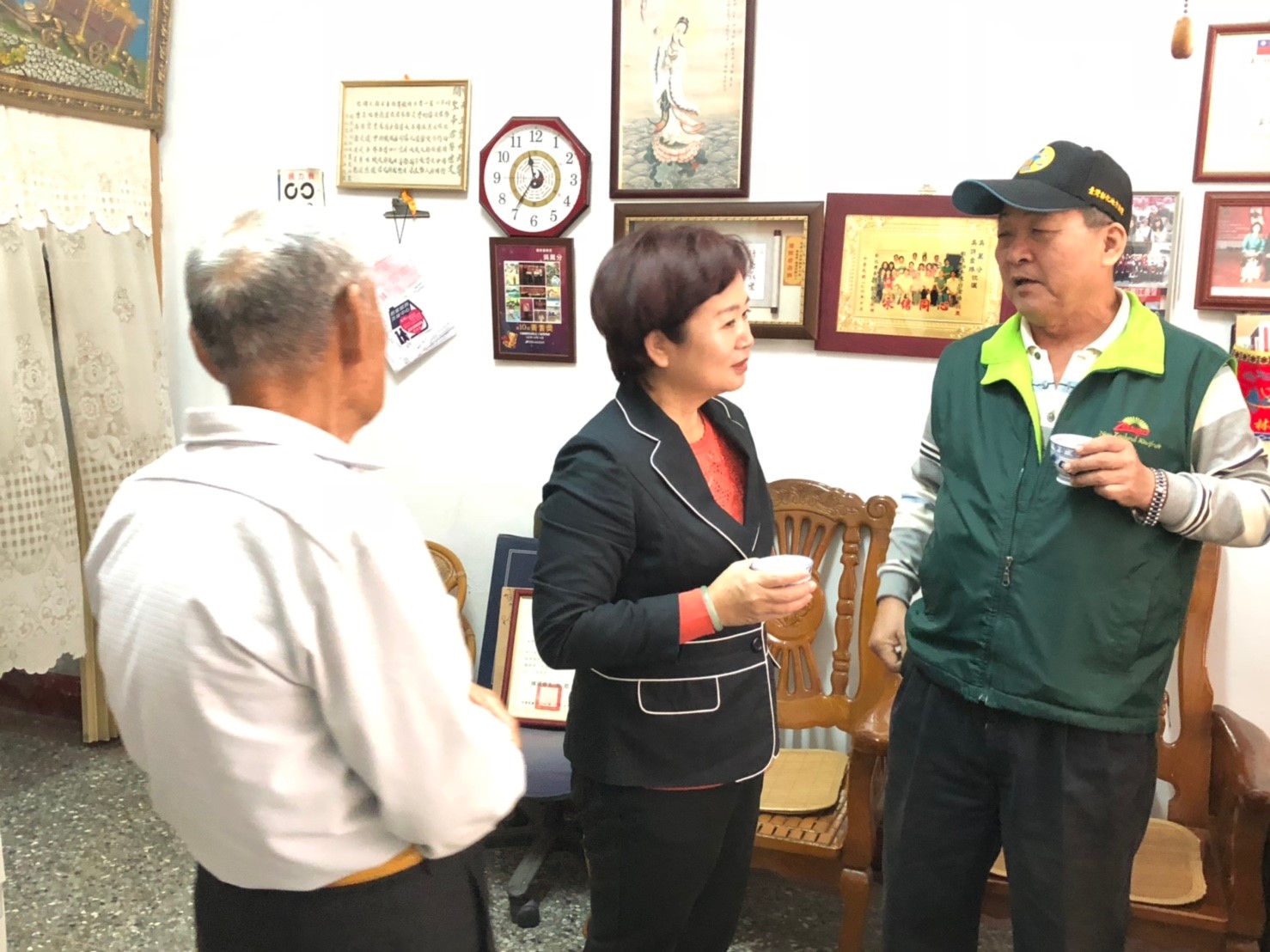 道賀頒獎埤頭社區吳萬分先生榮獲「菁耆獎」之優質高齡志工聆聽埤頭社區黃理事長敘述吳萬分擔任志工的貢獻