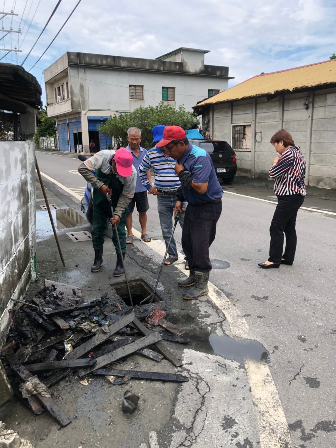 埤頭鄉永豐村東西路排水清疏永豐村東西路742巷排水清疏杜鄉長、村長陳新溪到場關心施工情形
