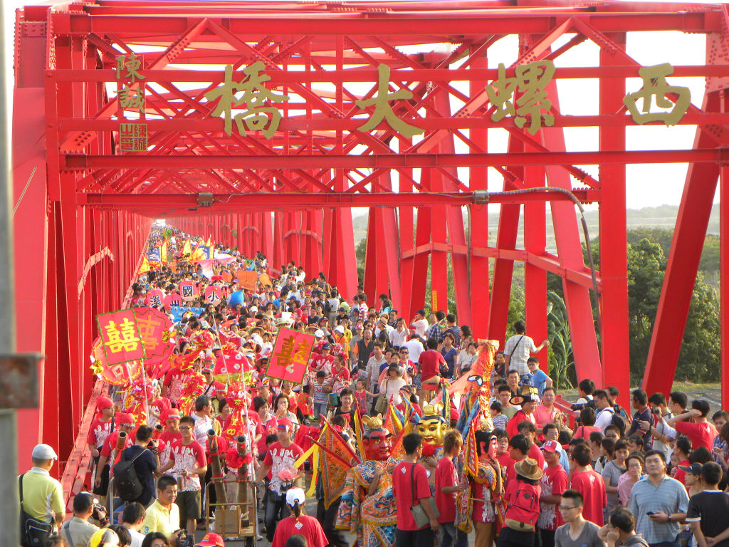 西螺大橋西螺大橋，橋身長1939.03公尺，橋面寬7.32公尺，橫跨濁水溪流域，兩岸分屬雲林縣西螺鎮及彰化縣溪州鄉，1952年完工之際，是遠東第一大橋。幽雅、恬靜的灼紅色的鐵橋，如長虹的躺在濁水溪上，繫起濁水溪兩岸人們的感情。