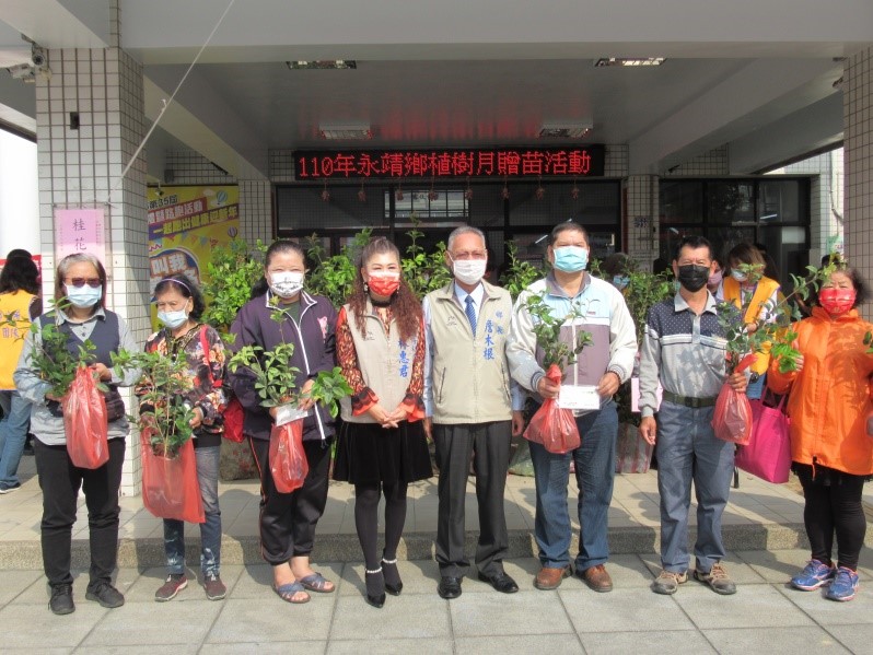 永靖鄉公所110年植樹月贈苗活動花絮鄉長主秘與領苗民眾合影