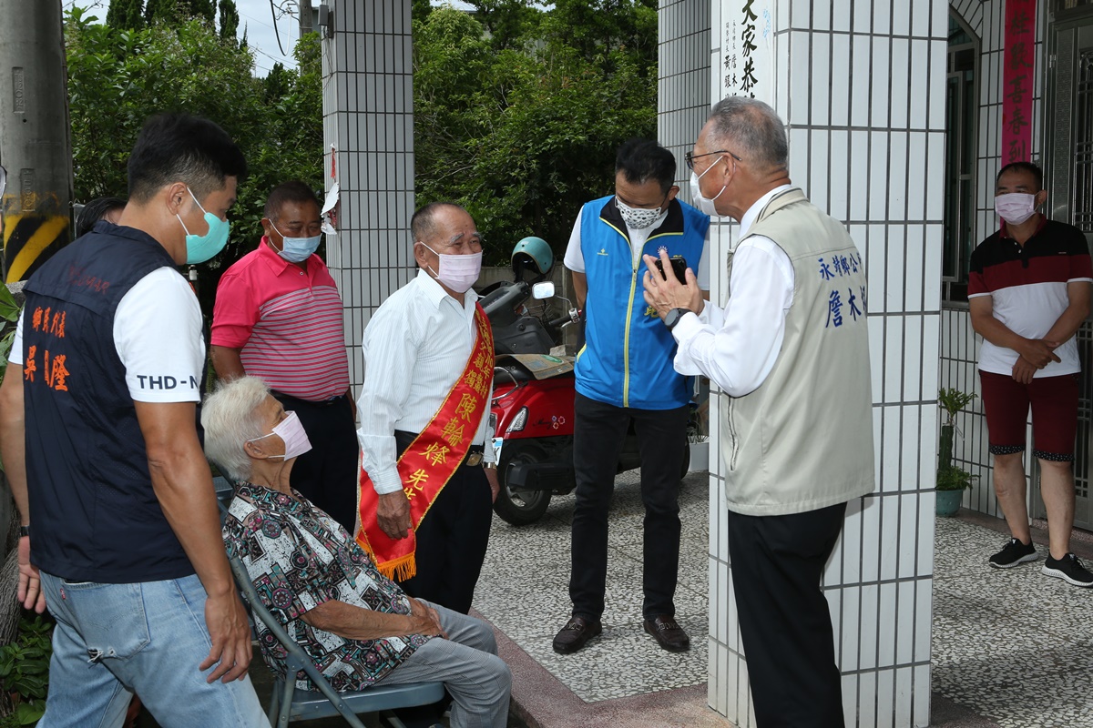 永靖鄉110年模範父親到宅表揚活動鄉長恭喜模範父親
