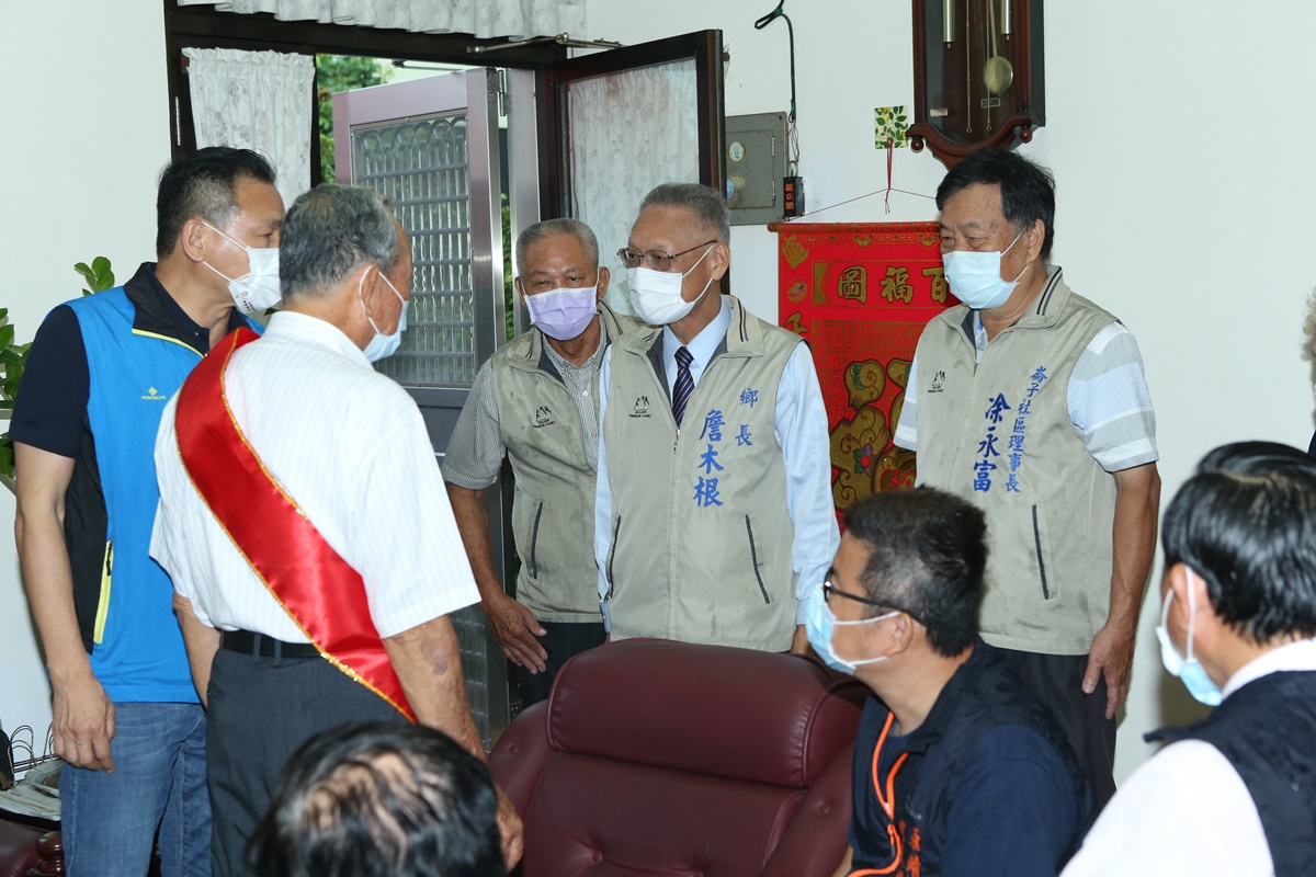 永靖鄉110年模範父親到宅表揚活動鄉長恭賀模範父親